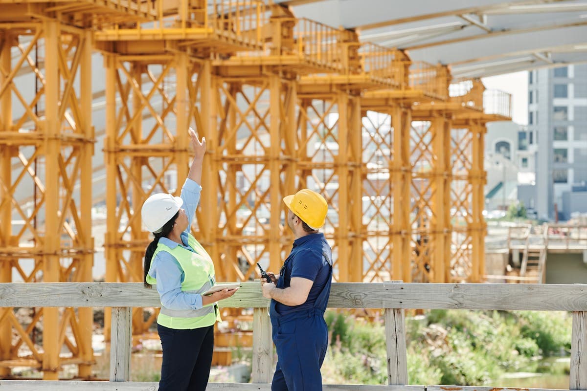 Safety briefing on a construction site